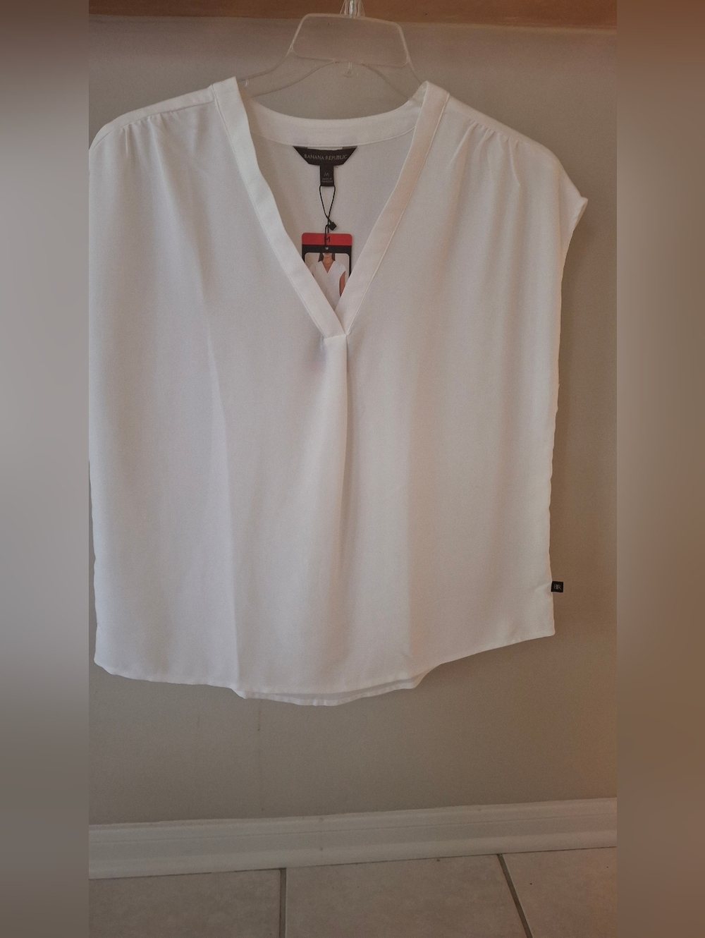 NWT Banana Republic Cream V-Neck Sleeveless Blouse